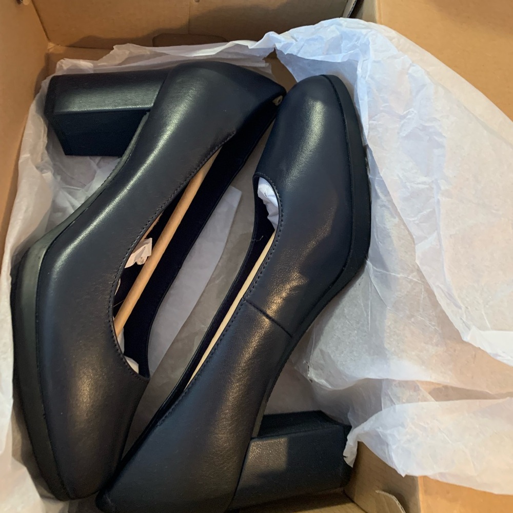 Clarks Navy pumps